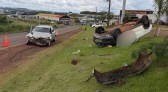 Três pessoas ficam feridas após colisão entre dois veículos