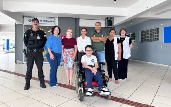 Após campanha, jovem cadeirante recebe equipamento motorizado