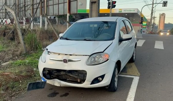 Motociclista fica ferida após colisão no centro