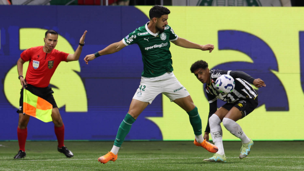 Palmeiras vence clássico contra o Santos com dois gols de Vitor Roque