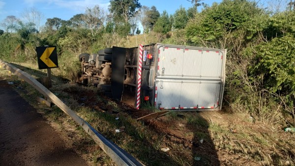 Caminhão baú de São José do Cedro sai da pista e tomba na BR 280
