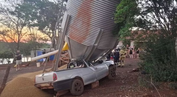 Carro sai da pista, atinge silo e estrutura com 10 toneladas de grãos desaba no Paraná
