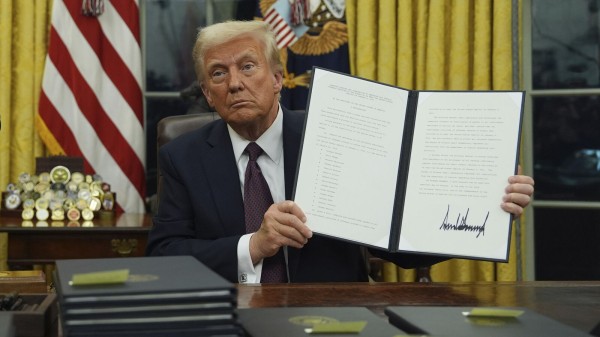 Dólar tem forte queda e fecha a R$ 5,94, com 'tarifaço' de Trump no radar