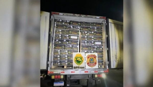 Carreta com alimentos contrabandeados entra no Brasil por passagem clandestina e é apreendida
