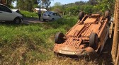 Veículo capota após colisão frontal na PR 281 em Capanema