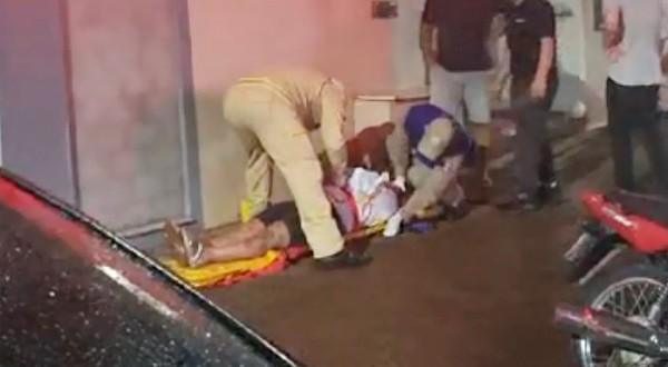 Ao sair de garagem automóvel causa colisão e motociclista fica ferida