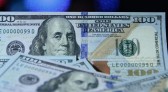 Ibovespa dispara e bate recorde de 209 mil pontos, com foco em Lula e Flávio no 2º turno; dólar cai abaixo de R$ 4,95