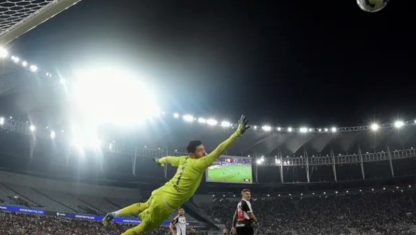 Léo Jardim brilha, e Vasco e Flamengo empatam sem gols no Maracanã