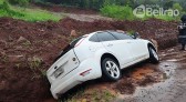 Veículo roda na pista e cai em vala na PR-483, em Beltrão