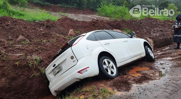 Veículo roda na pista e cai em vala na PR-483, em Beltrão