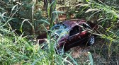 Carro sai da pista e capota em barranco, deixando duas pessoas feridas