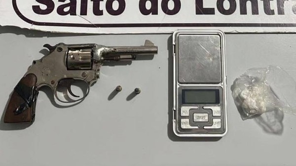 PM apreende arma, drogas e prende duas pessoas em Salto do Lontra