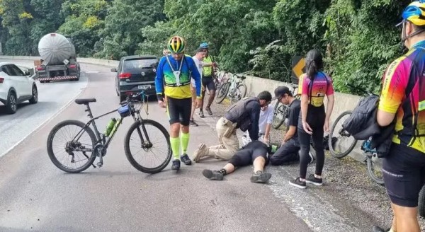 Ciclista tem parada cardíaca e enfermeira que estava de folga a salva após 40 minutos de massagem respiratória