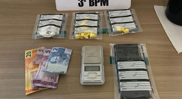 Polícia Militar prende homem por tráfico de drogas no centro
