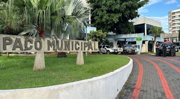 Operação em Quedas do Iguaçu investiga fraudes em licitações de contratos firmados com a prefeitura