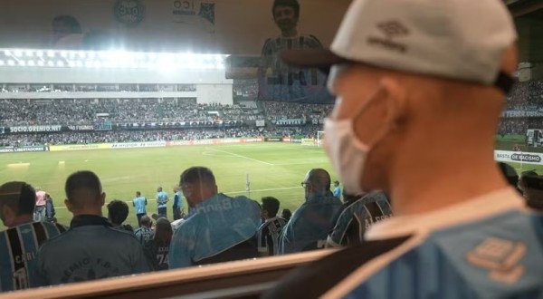 Jovem gremista em tratamento contra câncer em Curitiba realiza sonho de ver o time jogar: 'É surreal'