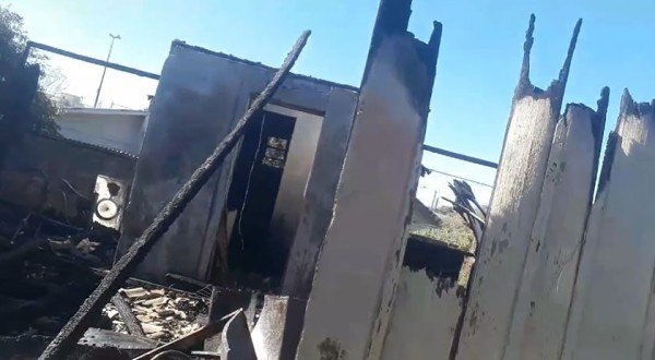 Família pede ajuda após casa ser consumida pelo fogo
