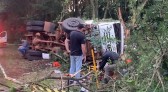 Tombamento de caminhão é registrado na PR 281