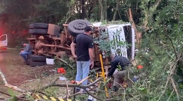 Tombamento de caminhão é registrado na PR 281