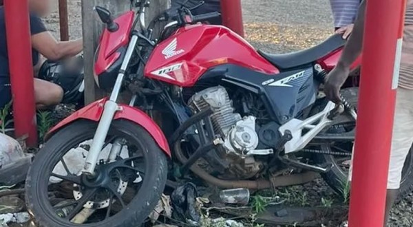 Jovem sofre fratura exposta em colisão entre motocicleta e carro