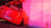 Mulher sofre mal súbito, perde o controle do automóvel e bate em residência