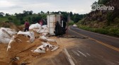 Motorista perde o controle e carreta tomba após problemas mecânicos