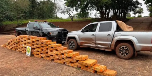 Mais de 1,2 tonelada de maconha é apreendida e caminhonete roubada é recuperada no Paraná