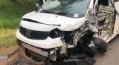 Homem fica ferido em acidente entre van e caminhão, na PR 483