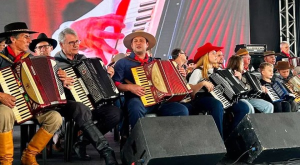 Resgate do encontro de gaiteiros reuniu 33 músicos