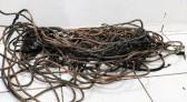 PM flagra dois homens queimando fios elétricos para retirar cobre