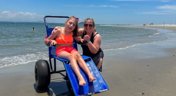 Cadeiras especiais ajudam pessoas com dificuldades de locomoção a curtir a Ilha do Mel