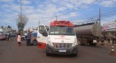 Grave acidente entre moto e caminhão é registrado na Avenida Atílio Fontana