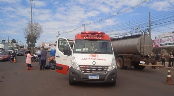 Grave acidente entre moto e caminhão é registrado na Avenida Atílio Fontana