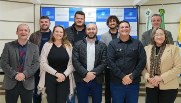 Câmara intensifica fiscalização contra cabos irregulares em postes de energia