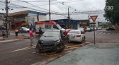Acidente envolvendo dois carros e moto deixa homem ferido, no bairro Miniguaçu