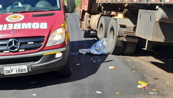 Jovem morre atropelado por carreta na BR 163