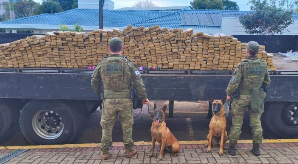 BPFRON e Polícia Federal apreendem 550 quilos de maconha e causam prejuízo de R$ 2 milhões ao crime