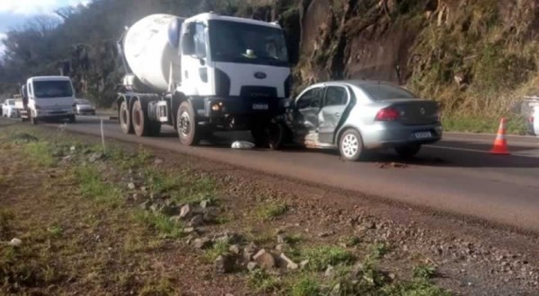 Motorista morre após ser socorrido em acidente com três veículos na BR-282