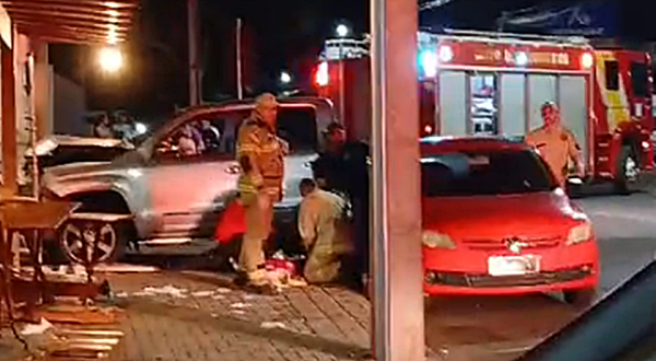 Mãe e filha morrem após Amarok invadir restaurante