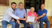 Câmara entrega homenagem para pioneira do município