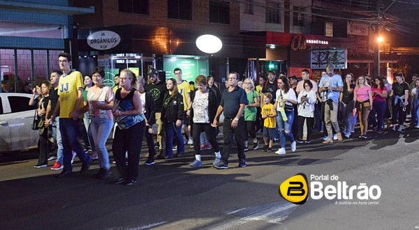 Caminhada da Juventude reúne centenas de fiéis