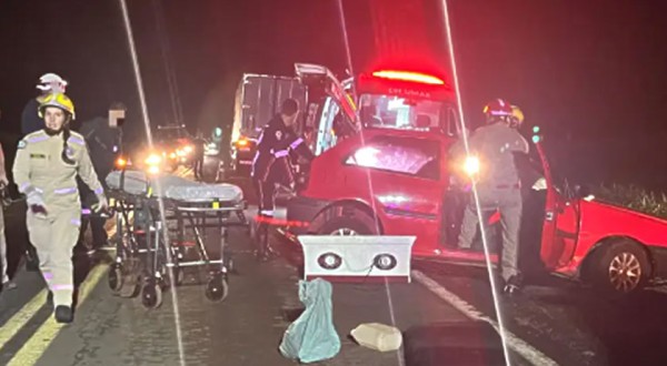 Colisão entre carro e caminhão deixa uma pessoa ferida na PR-180