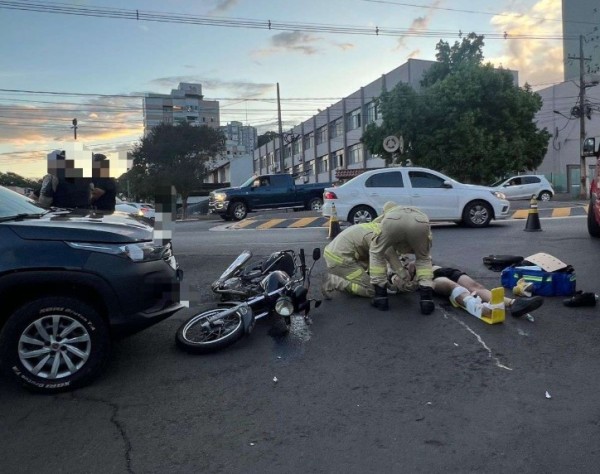 Colisão entre carro e moto deixa motociclista ferido no bairro Industrial