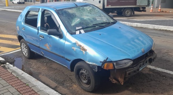 Automóvel estacionado há quase uma semana no centro de Beltrão vem causando mistério