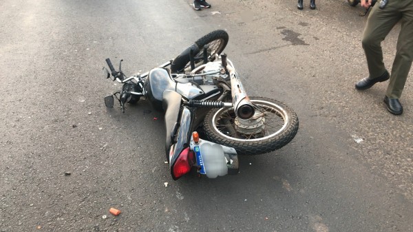 Motociclista sofre fratura exposta em colisão na PR 483
