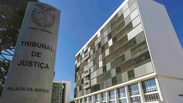 Justiça suspende edital de programa que terceiriza gestão de colégios estaduais no Paraná