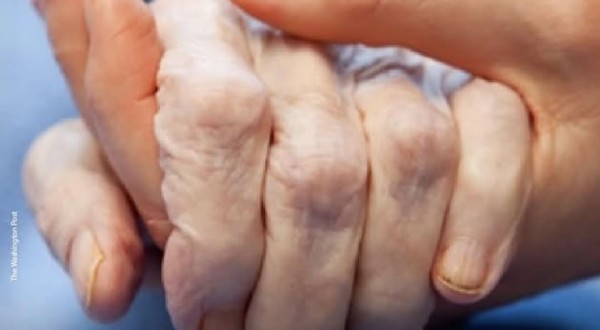 Mulher de 80 anos recebe eutanásia contra vontade após marido esgotado de cuidar dela