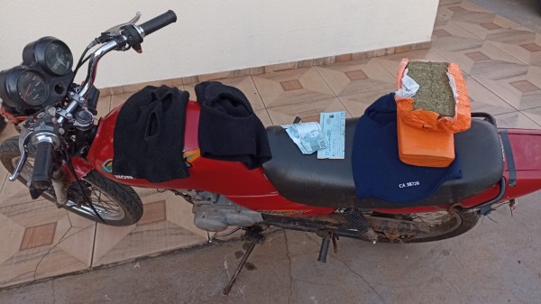 Um homem é preso e um menor apreendido em ação policial que resultou na recuperação de veículo furtado