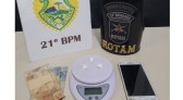 Homem é detido em abordagem ao tentar se livrar de três buchas de cocaína