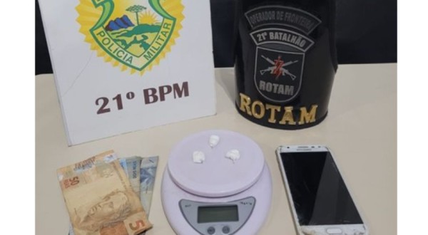 Homem é detido em abordagem ao tentar se livrar de três buchas de cocaína